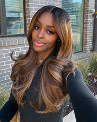 Melody | Perruque sans colle avec racines foncées, mèches caramel miel et closure HD frontale.