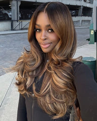 Melody | Perruque sans colle avec racines foncées, mèches caramel miel et closure HD frontale.